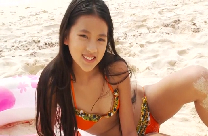 12才6年生美少女jsジュニアアイドルのスレンダーボディがおっぱいの形から美尻までクッキリ！！